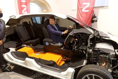 El presidente de la Junta de Castilla y León, Alfonso Fernández Mañueco (c), participa en el acto de presentación del acuerdo de Nissan con el Museo de la Automoción de Salamanca. J. M. GARCÍA