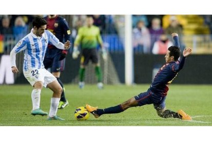 Isco trata de superar a Thiago en un partido entre el Málaga y el Barça.