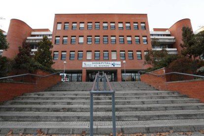 Acceso principal al Hospital del Bierzo. ANA F. BARREDO