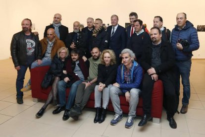 Foto de familia de los fotógrafos de la exposición 'León Press Photo 2018’ junto al alcalde Antonio Silván, el presidente de la Diputación, Juan Martínez Majo y el patrocinador, propietario de Óptica Europa, Javier Menéndez