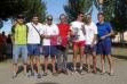 Los siete triatletas leoneses en Zamora antes de comenzar el Campeonato de España