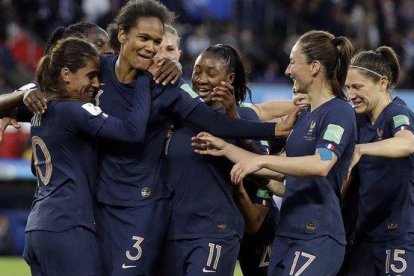 Las jugadoras francesas felicitan a Renard, autora de dos goles de cabeza.