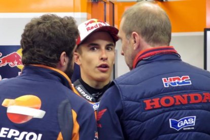 Marc Márquez habla, en el box de Mugello, con Santi Hernández, su técnico (a la izquierda), y Livio Suppo, uno de los jefes de la escudería