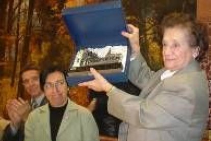 Elpidia Alonso muestra el regalo del Ayuntamiento