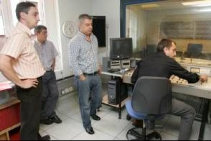 La imagen muestra un momento de la emisión ayer del último informativo local de RNE en Ponferrada