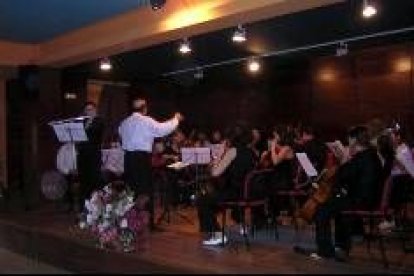 Momento del concierto de clausura, dirigido por José Ramón Hevia Álvarez