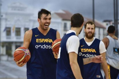 El azulgrana Oriola sonríe junto a Sergio Rodríguez, en un entrenamiento de esta semana