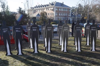 Imagen de una instalación con las figuras de los muertos en la valla de Melilla. JUAN CARLOS HIDALGO