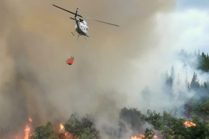 Imagen de archivo de un incendio en Vega de Espinareda, El Bierzo. DL