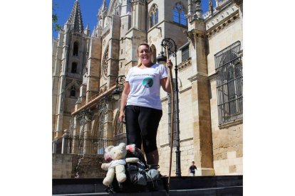 Marga y el peluche de su hijo frente a la Catedral.