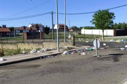 Basuras esparcidas en el entorno de la calle Barcaduro tras la noche del suceso. DL