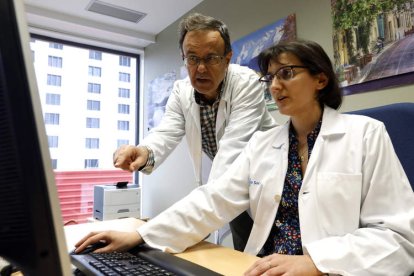 José Santos Salas Valién, jefe de servicio de Anatomía Patológica, con Elisa Mayo González, auxiliar administrativo. MARCIANO PÉREZ