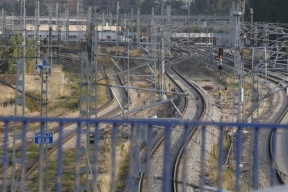 Maraña ferroviaria en el acceso sur de la capital leonesa. RAMIRO