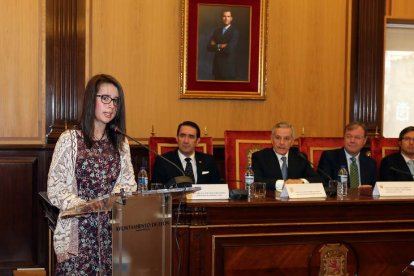 Judith del Blanco, leyendo su trabajo.