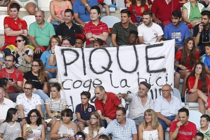 "Piqué, coge la bicicleta de Shakira", se leía en una pancarta de la afición leonesa.