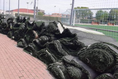 Puertas de los vestuarios selladas, con zonas llenas de suciedad y mal atendidas para sus usuarios, tanto deportistas como espectadores.