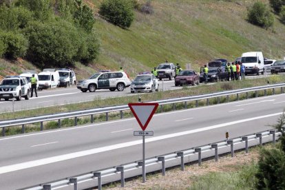 El inusitado despliegue de la Guardia Civil despertó la curiosidad de todos.