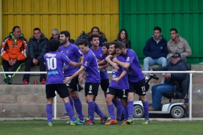 Los jugadores de La Bañeza celebran el gol de Eriz.