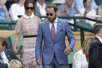 James Middleton y su hermana Pippa, en Wimbledon, el pasado julio.