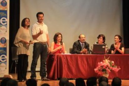 El director del centro y las representantes de la Junta, durante la entrega de diplomas.