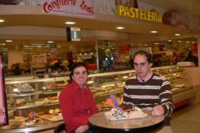 Virgina y Óscar, ante la tienda que han abierto en El Corte Inglés de León.