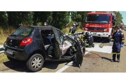 Estado en el que quedó el vehículo que chocó contra una autobús en Hospital de Órbigo. BOMBEROS DE LEÓN