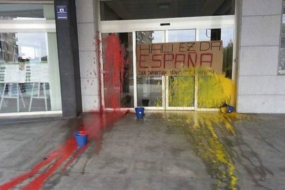 Pintada en el Ayuntamiento de Basauri.