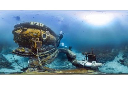 Fotografía cedida por la Universidad Internacional de Florida (FIU) donde aparece un buzo mientras trabaja en las afueras de la base subacuática Aquarius ubicada en el Santuario Marino Nacional de los Cayos de Florida. EFE