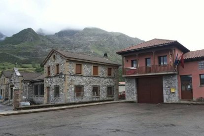 Vista del Ayuntamiento de Maraña. CAMPOS