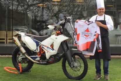 Nandu Jubany, en Can Jubany con la KTM con la que participará en el Dakar 2017.