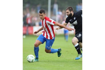 El delantero del Sporting B, Claudio Medina, anotó 36 goles la temporada pasada. ELCOMERCIOGIJÓN