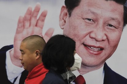 Una valla publicitaria con la foto del líder chino Xi Jinping en Pekín.