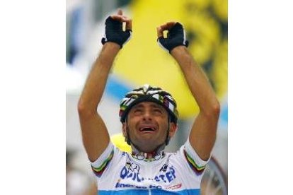 Bettini cruzó llorando la meta en memoria de su desaparecido hermano