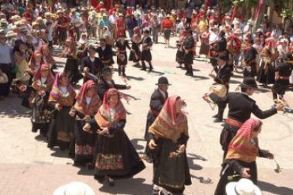 Un grupo de maragatos participa en un baile popular durante una fiesta.