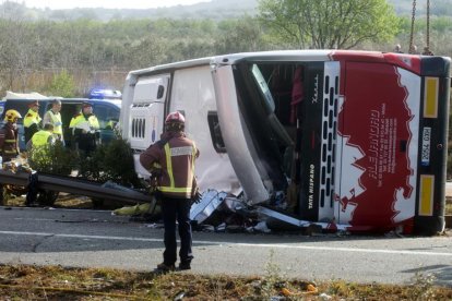 El autocar siniestrado en Freginals, antes de que fuera retirado.