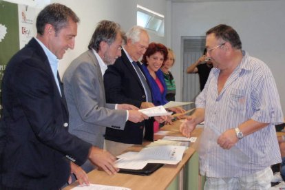 Entrega de diplomas a los participantes del taller de empleo.