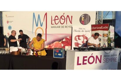 El stand de ‘León, manjar de reyes’ muestra los mejores sabores de León en Gijón. DL