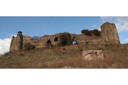 Imagen del castillo de Benal, que junto a la fortaleza de Behobia, son los únicos de planta triangular de España. DL