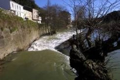 Una imagen de archivo del río Burbia a su paso por la población de Villafranca del Bierzo