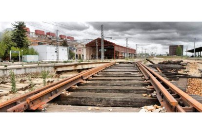 El 18 de marzo del 2011 se cortó la circulación de trenes por la estación de la calle Astorga y se eliminó el paso a nivel del Crucero.