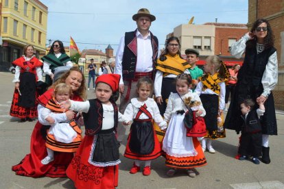 La Cruz y la Virgen del Rosario a su llegada a Otero. MEDINA