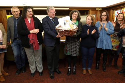 Ana Gaitero recibió ayer de manos del alcalde, Antonio Silván, el premio que reconoce su implicación con el comercio justo. RAMIRO