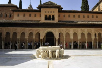 El patio de los leones ayer, después de haber sido reinaugurado y abierto al público.