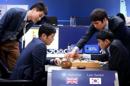 Lee Se-dol hace un movimiento en la tercera partida contra AlphaGo.