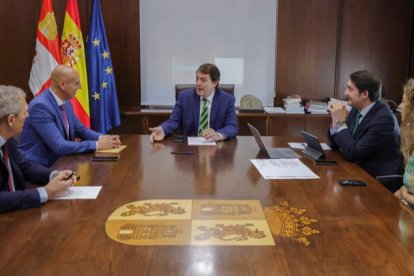 Reunión de hoy entre el alcalde de León y Mañueco. Diez acudió acompañado por el concejal Vicente Canuria, mientras que al presidente de la Junta se sumaron el consejero Juan Carlos Suárez-Quiñones y la delegada territorial en León, Ester Muñoz. NACHO GALLEGO