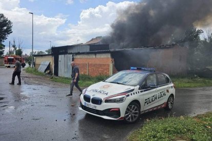 La nave de Trobajo quedó arrasada por las llamas. DL