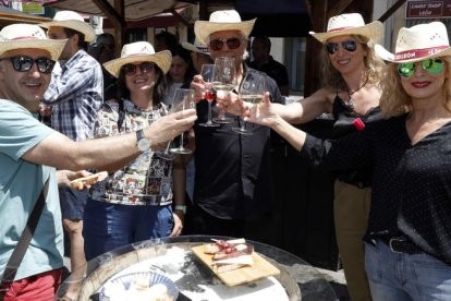 Un grupo de visitantes brinda con vino ayer en el último día de la feria celebrada en la plaza de San Marcelo. MARCIANO PÉREZ