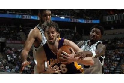 Gasol disputa el balón con dos contrarios.