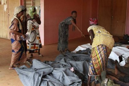 Un grupo de mujeres identifica a víctimas de la violencia entre cristianos y musulmanes en Banghi.