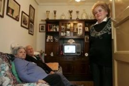 Natividad y Alejandro, en el salón de su casa con la empleada contratada para las labores domésticas